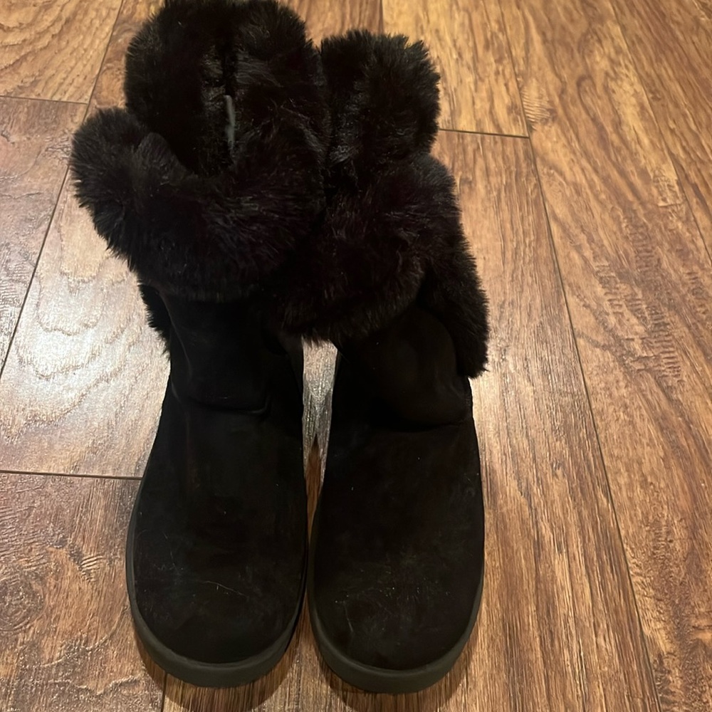 Black faux suede boots
Fur lining
Size 7.5